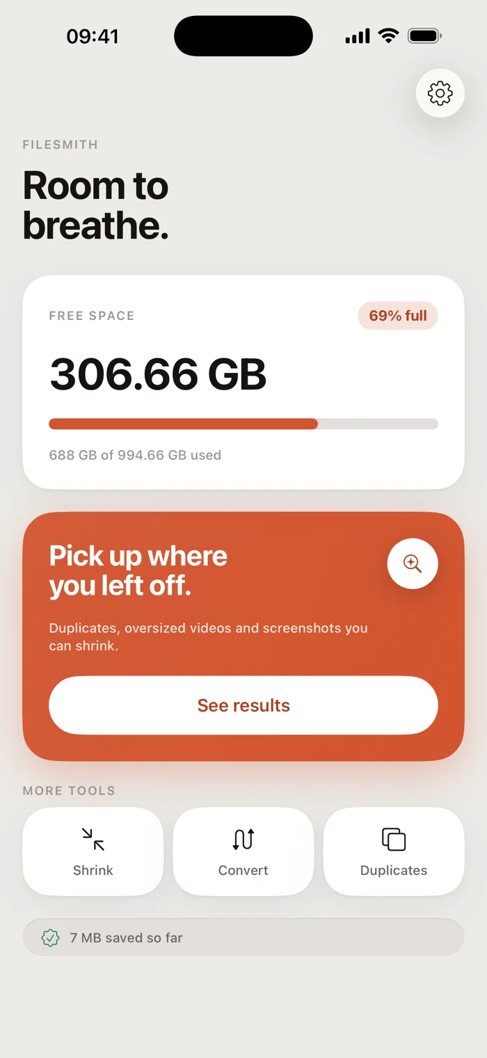Minibyte home screen showing 306.66 GB free and a card resuming the last scan.
